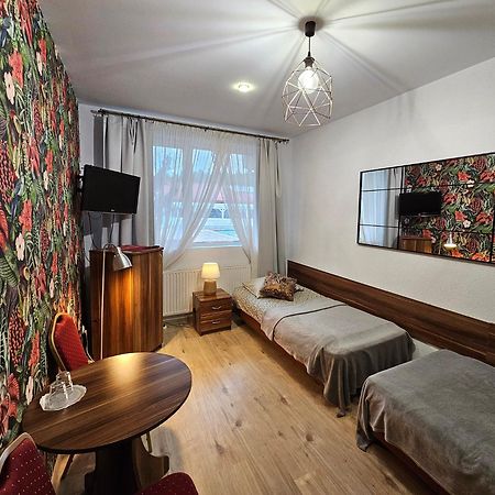 Hotel Kurpia Arte Nowogród Exteriör bild