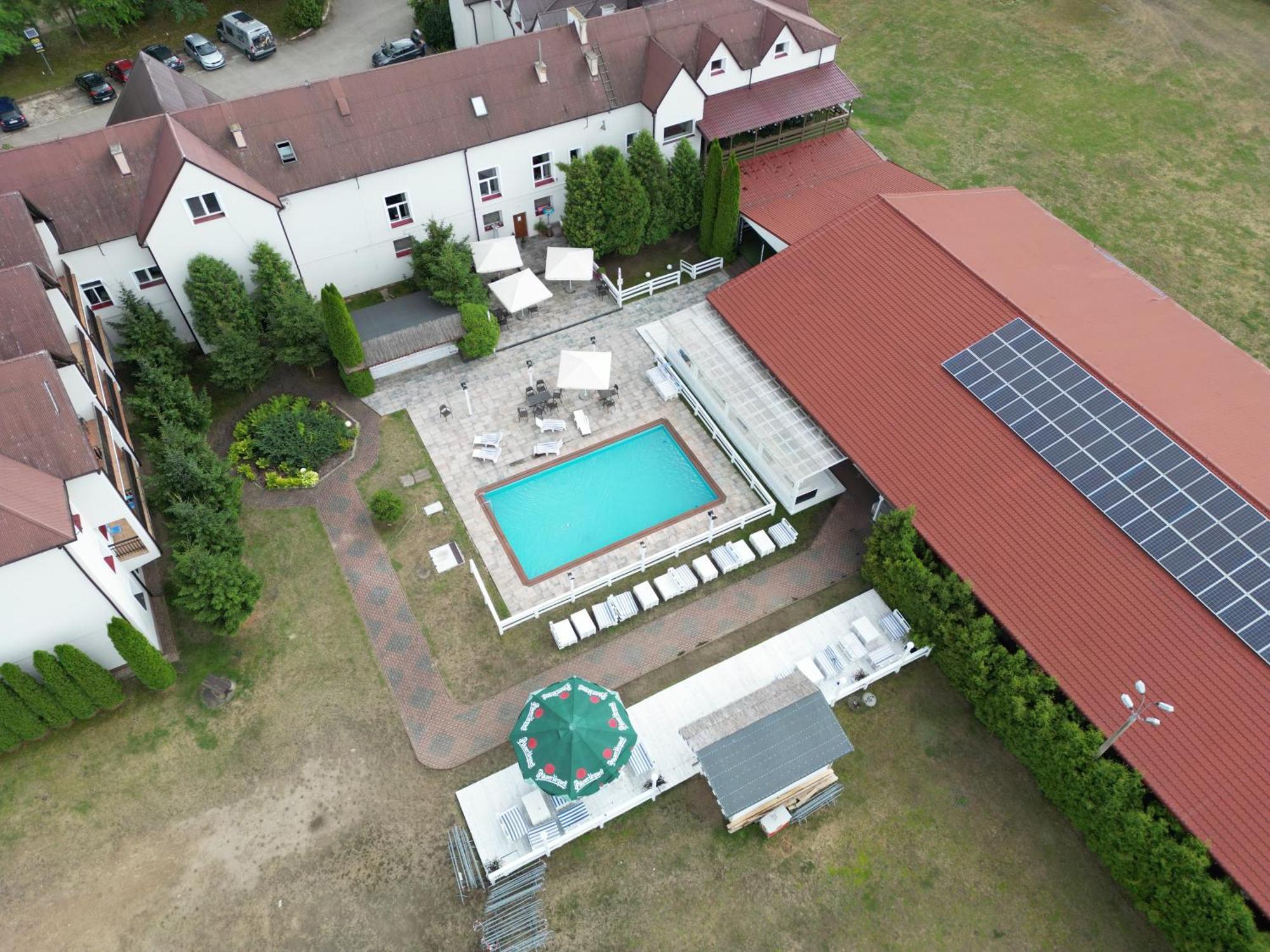 Hotel Kurpia Arte Nowogród Exteriör bild